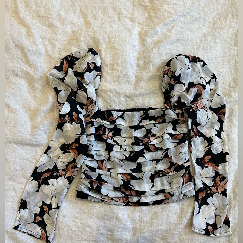 Abercrombie cropped fitted long-sleeve floral blouse